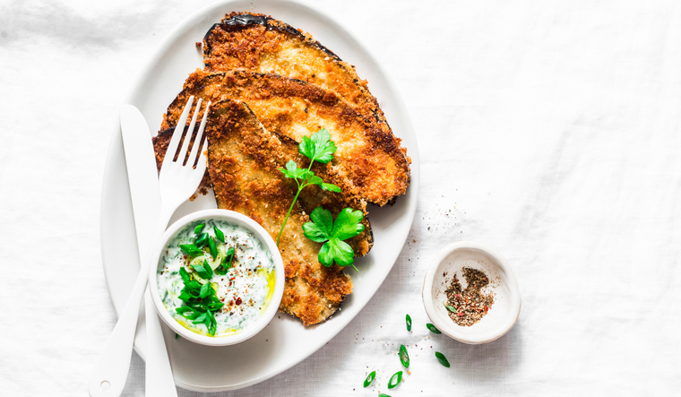 La receta de milanesas de berenjena permite variaciones con queso o especias.
