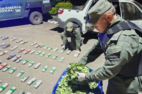 Patrulla de Gendarmería halló una camioneta cargada con 145 kilos de hojas de coca