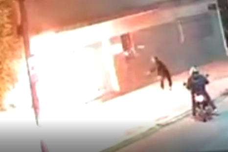 El momento en el que dos atacantes lanzaron dos bombas molotov contra un colegio católico. El momento en el que dos atacantes lanzaron dos bombas molotov contra un colegio católico.