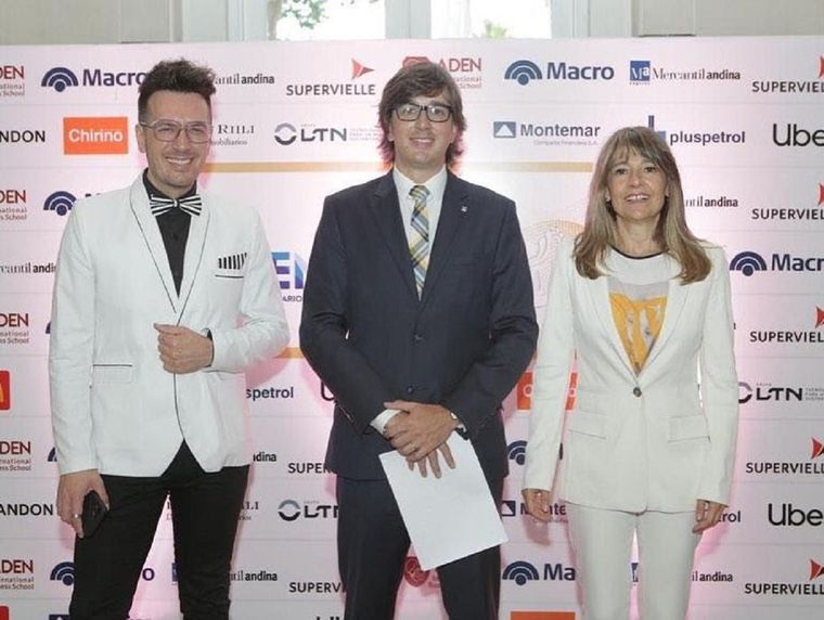El conductor Ale Ortega junto a Federico Pagano y Silvia Jardel en los Premios Jóvenes Mendocinos Destacados 2021 Foto: Prensa CEM