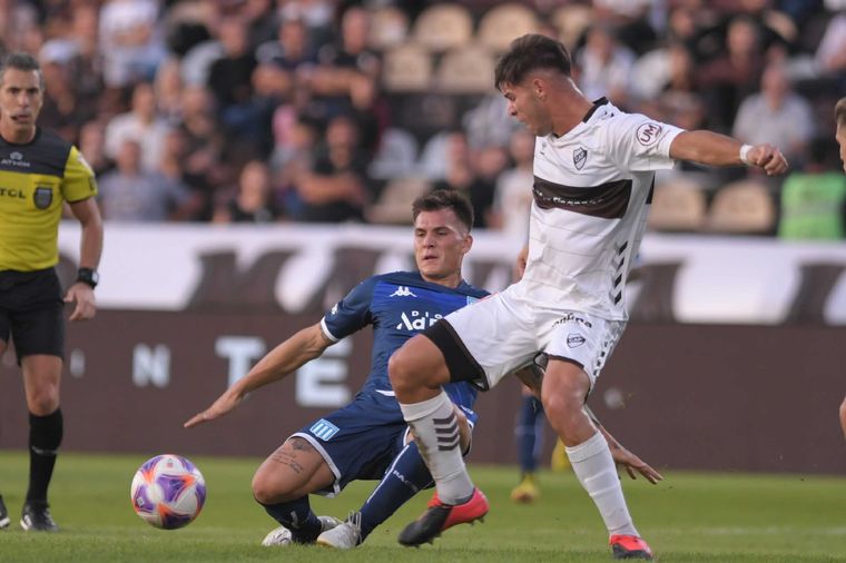 Platense doblegó al Racing de Gago y le metió tres. Foto: Télam.
