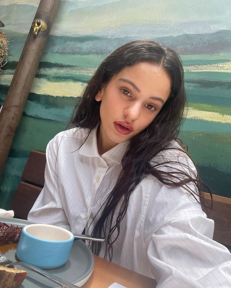 Rosalía lleva las botas tendencia 2023 que generan polémica Foto: Instagram @rosalia.vt