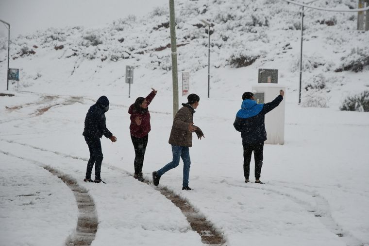 Tras las intensas nevadas del viernes muchos turistas quisieron acercarse hasta alta montaña. Foto: ALF PONCE MERCADO / MDZ