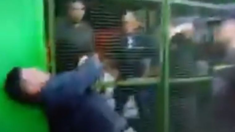Los testigos registraron la violenta secuencia.