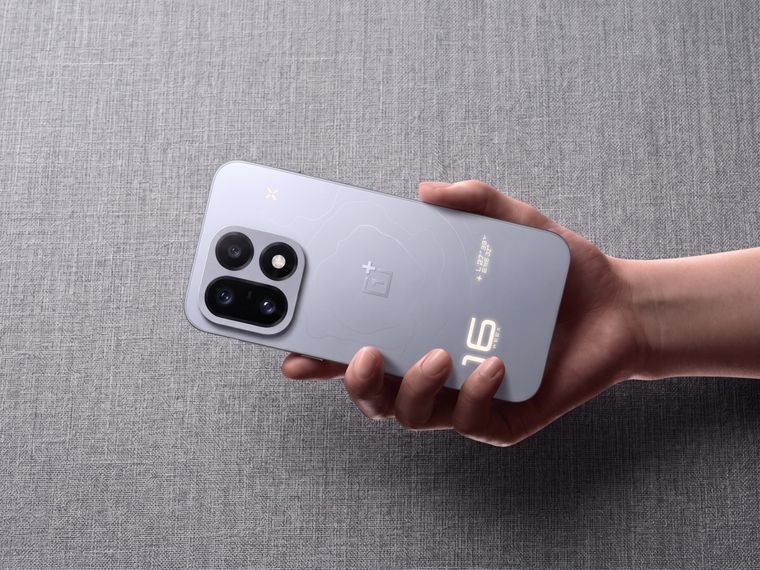 El nuevo OnePlus 16 exhibe un módulo de cámara cuadrado con terminaciones en vidrio suave. El nuevo OnePlus 16 exhibe un módulo de cámara cuadrado con terminaciones en vidrio suave.