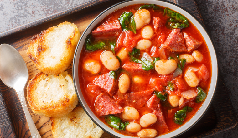 Una curiosidad de esta receta es que mejora su sabor al día siguiente, ya que los ingredientes se integran y potencian con el reposo.