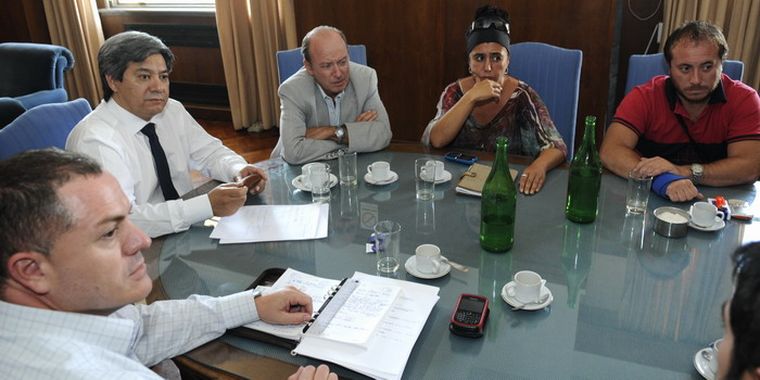 El ministro de Salud rodeado de la dirigencia de ATE Salud. Foto: Pachy Reynoso/MDZ