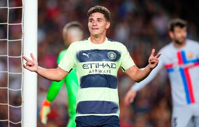 Julián Álvarez le marcó al Barcelona en un amistoso benéfico.