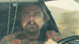 Leonardo DiCaprio caracterizado como Bob Ferguson en una escena de "Una batalla tras otra".