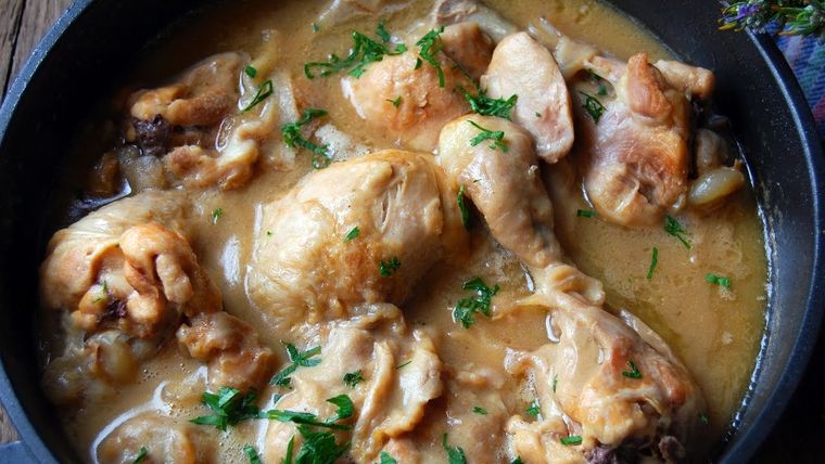 Un pollo a la cerveza guisado perfecto para compartir con amigos o familia