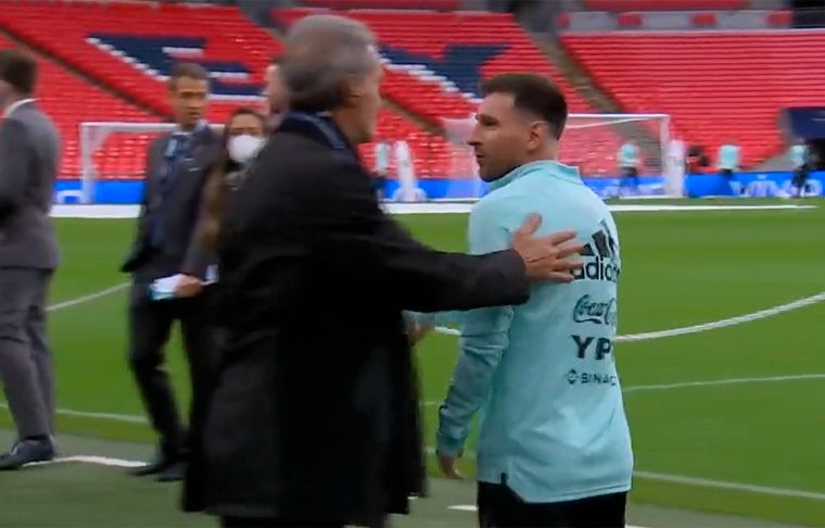 Messi se acercó a saludar con un abrazo al Pollo Vignolo, pero cuando pasó al lado de Ruggeri no se detuvo.