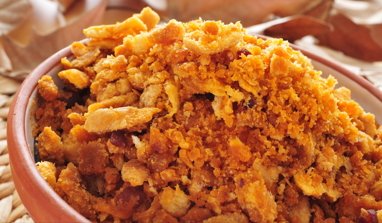 Tradicionalmente, esta receta se preparaban en d&iacute;as fr&iacute;os, cocinadas al fuego de le&ntilde;a, lo que les daba un aroma ahumado y un sabor m&aacute;s intenso.