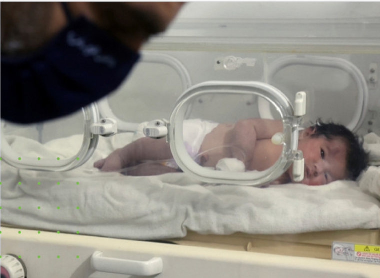 Nació entre los escombros. Su mamá murió.