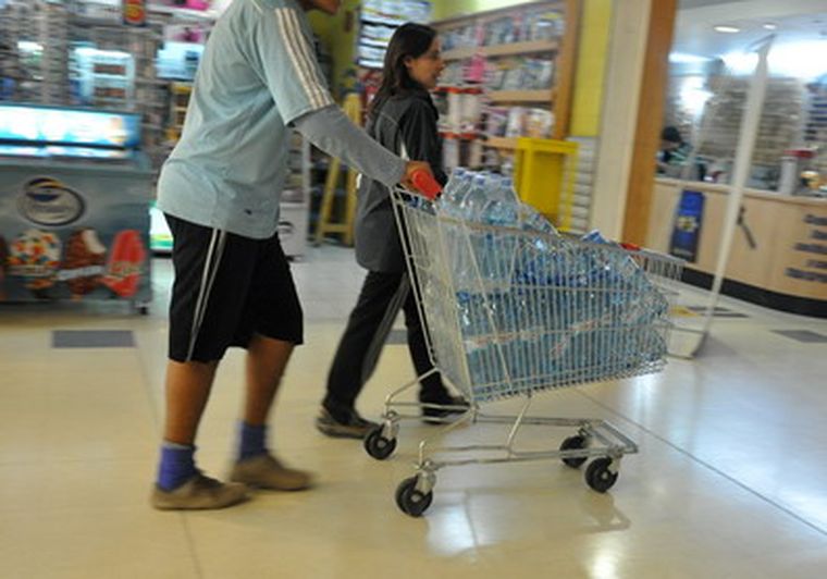 Así salían los carros del Carrefour de calle Belgrano. Foto: Pachy Reynoso / MDZ