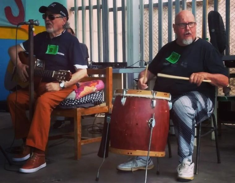 Pocho Sosa y Eduardo Ordóñez, cantando para los presos de Mendoza. Foto Ulises Naranjo Pocho Sosa y Eduardo Ordóñez, cantando para los presos de Mendoza. Foto Ulises Naranjo
