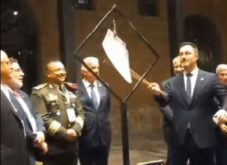 Petri hace el tradicional golpe de reja. Foto: captura de video.