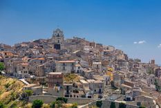 La localidad busca médicos para evitar que un hospital desaparezca