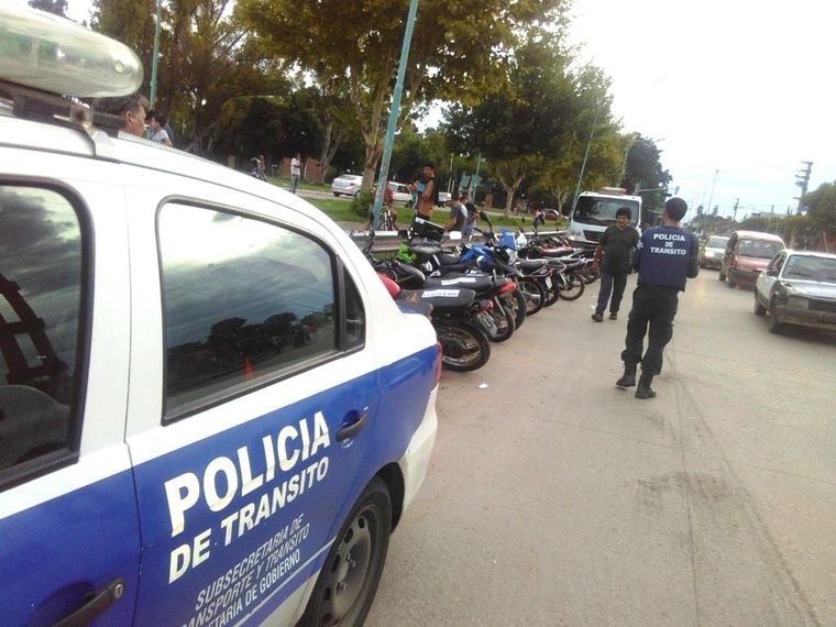 El comisario intentó detener a los motochorros en un control y terminó fracturado