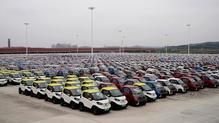 Los autos de batería eléctricos Baojun E100 y E200 en Liuzhou, Región Autónoma Zhuang de Guangxi, China, el 28 de febrero de 2019.