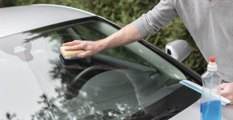 La limpieza de los parabrisas es fundamental para evitar accidentes Foto: Shutterstock