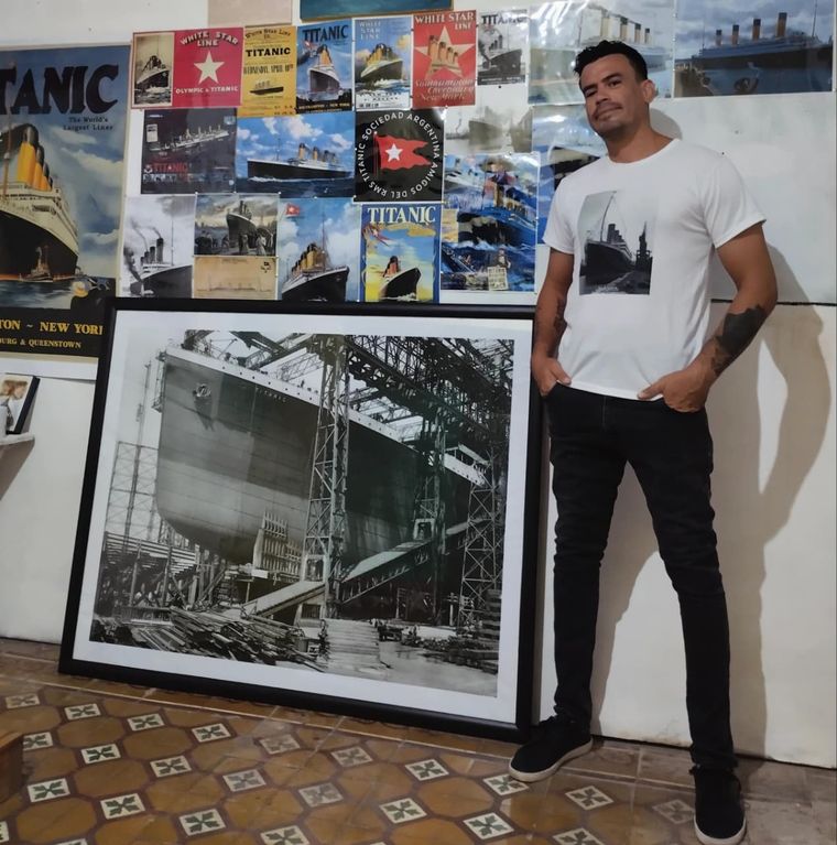 Una de las paredes de la habitación en la que este apasionado entusiasta argentino guarda sus tesoros, fotos, libros y réplicas que contempla y disfruta todos los días. Una de las paredes de la habitación en la que este apasionado entusiasta argentino guarda sus tesoros, fotos, libros y réplicas que contempla y disfruta todos los días.