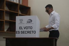 El presidente de Ecuador, Daniel Noboa, llega a marcar su voto este domingo, en un puesto de votación en Olón (Ecuador). Foto: EFE/ Carlos Durán Araújo