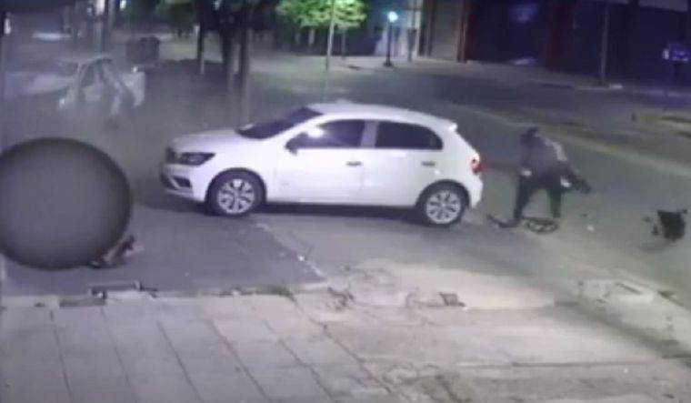 Un patrullero chocó con un vehículo, se fue a la vereda y atropelló a un joven de 19 años Foto: Captura de video
