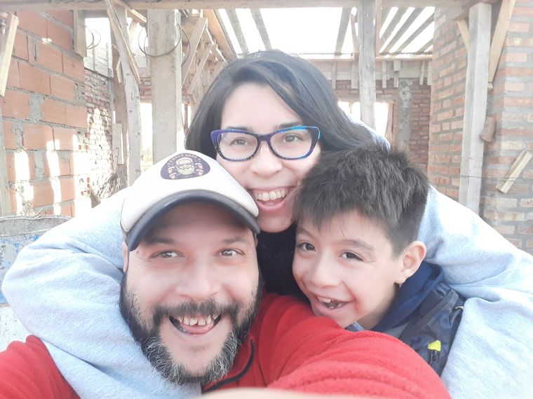 Claudio junto a su papá Leandro y su mamá Yael.