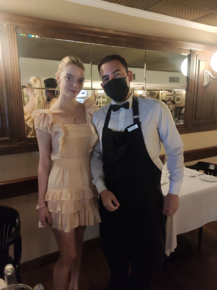 La actriz de Gambito de Dama en la parrilla Fervor, su favorita en Buenos Aires. 