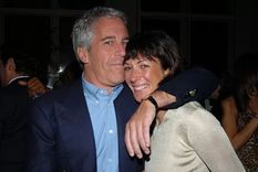Jeffrey Epstein y Ghislaine Maxwell, una pareja que está en el centro de un escándalo que ahora salpica al exsecretario del Tesoro, Larry Summers. Jeffrey Epstein y Ghislaine Maxwell, una pareja que está en el centro de un escándalo que ahora salpica al exsecretario del Tesoro, Larry Summers.