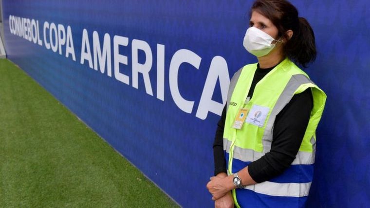 La Copa América se disputa en Brasil, el país más afectado por la pandemia del covid-19 en la región Foto: Getty Images