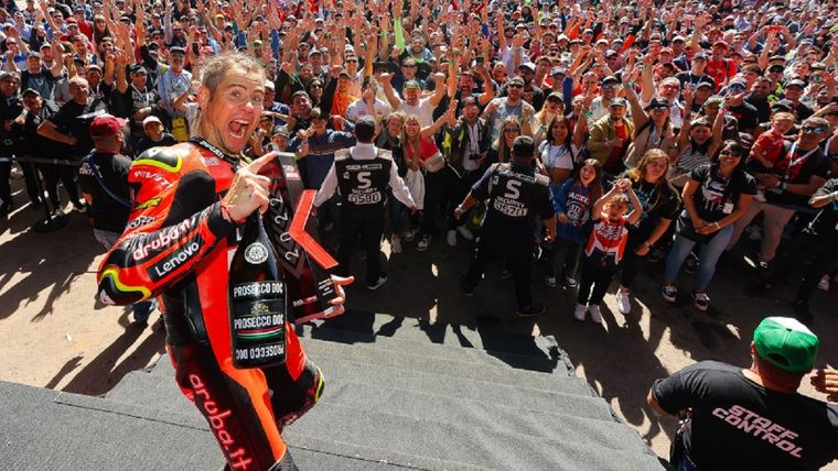 Bautista festeja en el podio. Foto: WorldSBK