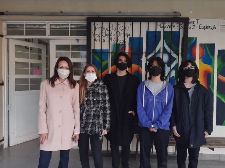 La directora, la profesora y los alumnos que participaron y ganaron en el certamen europeo de cine Foto: Gentileza