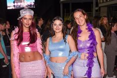 Los seguidores de Emilia replicaron su icónico estilo, y emocionaron a la cantante. ¡Mirá todas las fotos de los looks en la nota! Foto: Santiago Tagua / MDZ