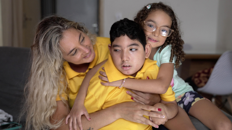 Anne Caroline Rosa con Moisés y María: las madres solteras son la mayoría de las cuidadoras de niños con síndrome congénito de zika.