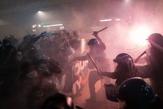 Enfrentamiento entre policías y manifestantes en la marcha contra los Juegos Olímpicos de Invierno. Enfrentamiento entre policías y manifestantes en la marcha contra los Juegos Olímpicos de Invierno.