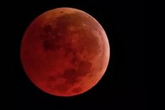 Durante un eclipse lunar total, la luz del sol es filtrada por la atmósfera de la Tierra y por ello la Luna se torna de una tonalidad anaranjada. Foto: NASA