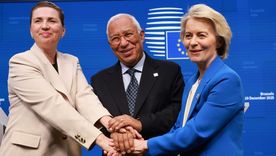 La primera ministra danesa, Mette Frederiksen (izquierda), el presidente del Consejo Europeo, António Costa, y la presidenta de la Comisión Europea, Ursula von der Leyen, anuncian el acuerdo en la cumbre de Bruselas.