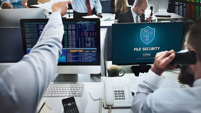 Es crucial abordar la disparidad de género que aún persiste en el sector de la ciberseguridad. Foto: MDZ