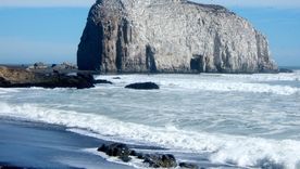 La Piedra de la Iglesia en la costa de Constitución es uno de los grandes atractivos de Chile para quienes cruzan por el paso del Planchón. La Piedra de la Iglesia en la costa de Constitución es uno de los grandes atractivos de Chile para quienes cruzan por el paso del Planchón.