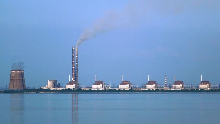 FUerzas rusas atacan la central nuclear de Zaporizhzhia. Foto: TekCrispy