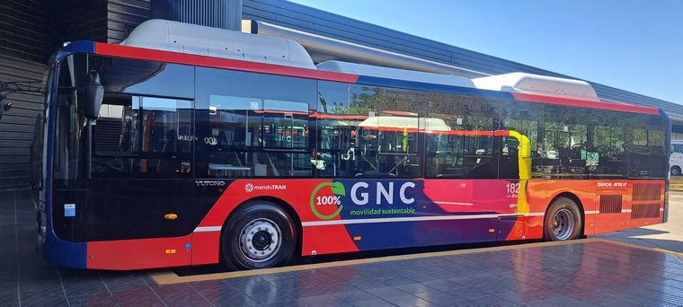 Mendoza presentó colectivos a GNC que reducen emisiones y gastos en búsqueda de una movilidad más sustentable.