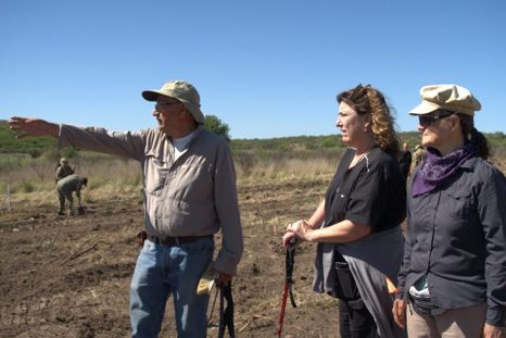 Equipo Argentino de Antropología Forense trabajando en La Perla. Equipo Argentino de Antropología Forense trabajando en La Perla.