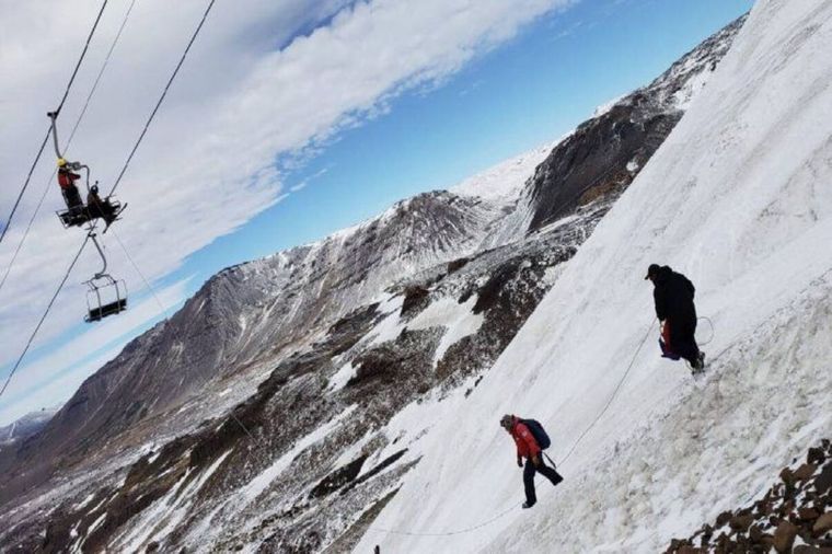 Los esquiadores quedaron colgados a 15 metros de altura Foto: LM Neuquén