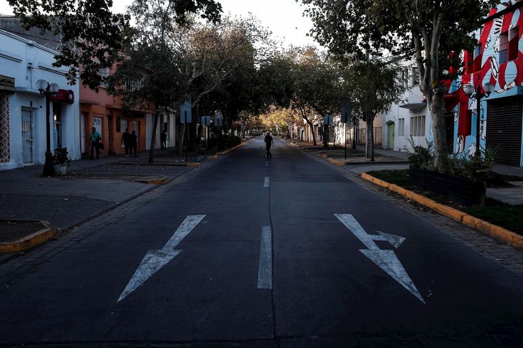 Una calle desierta de Santiago en medio de la pandemia.