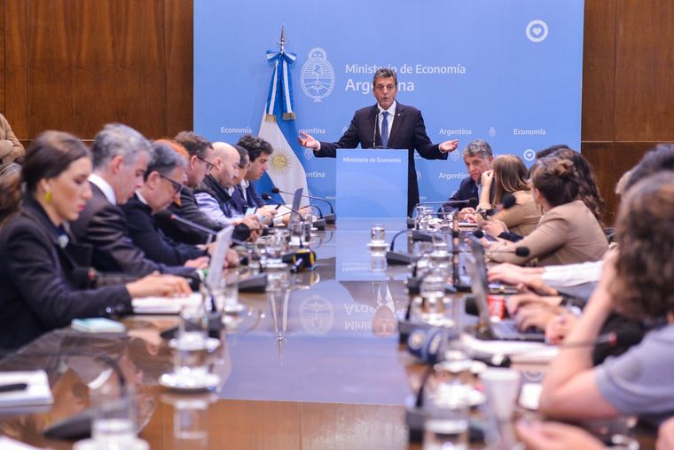 Sergio Massa recibió este lunes a los medios internacionales en el Palacio de Hacienda tras su contundente triunfo en las elecciones