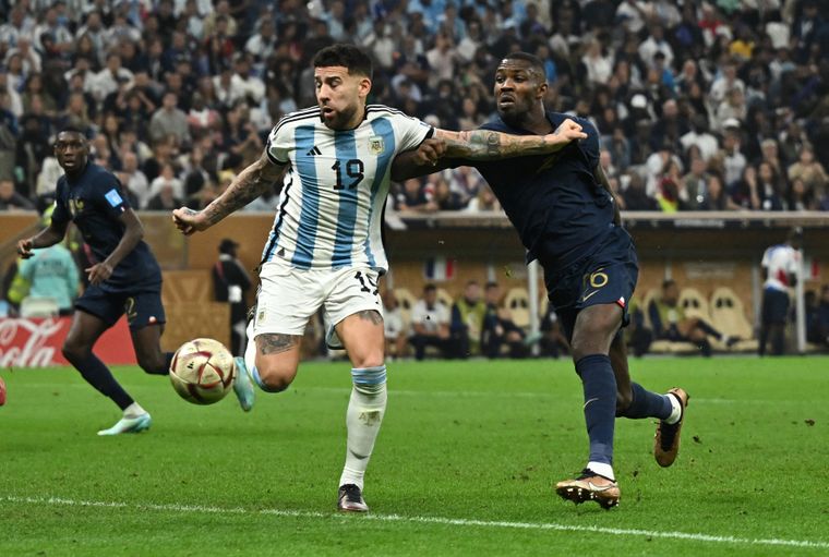 Thuram, en plena disputa con Otamendi en Lusail. Thuram, en plena disputa con Otamendi en Lusail.