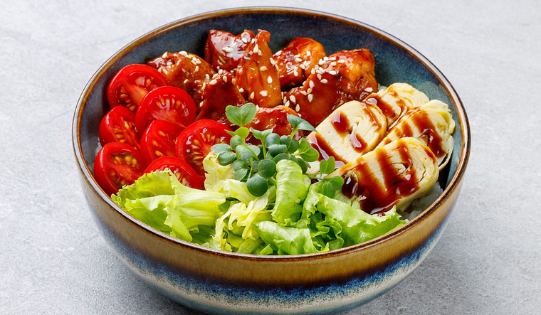 Esta receta de poke bowl de pollo teriyaki es una adaptación occidental del poke tradicional hawaiano.