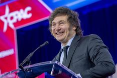 Javier Milei tiene la idea fija de dolarizar, pero por el momento avanzaría con una competencia de monedas en la que también jugará el peso Foto: EFE