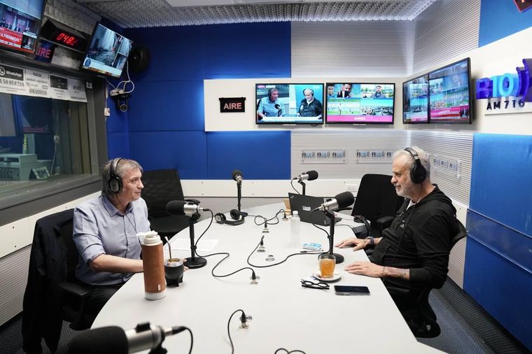 Máximo Kirchner en los estudios de Radio 10 durante la entrevista con Jorge Rial Foto: Prensa Máximo Kirchner